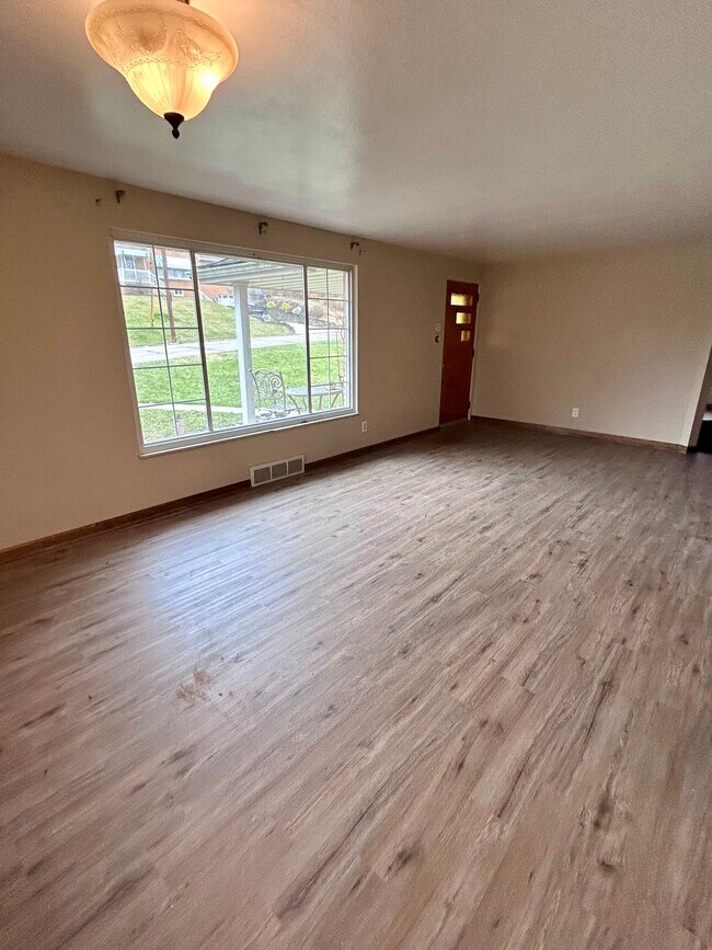 Building Photo - 7 Carol Pl