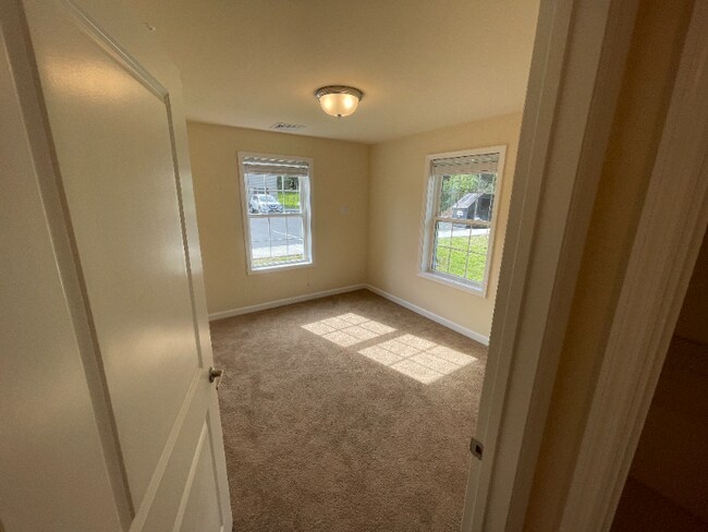 Building Photo - 540 Northend Dr