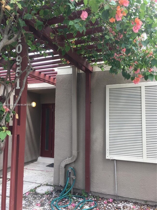 Foto del edificio - 10951 N Lakeview Dr