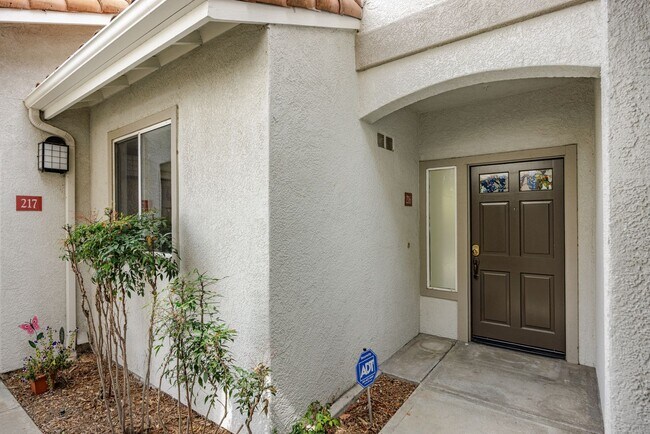 Foto del edificio - Charming Ground-Level Condo in California ...