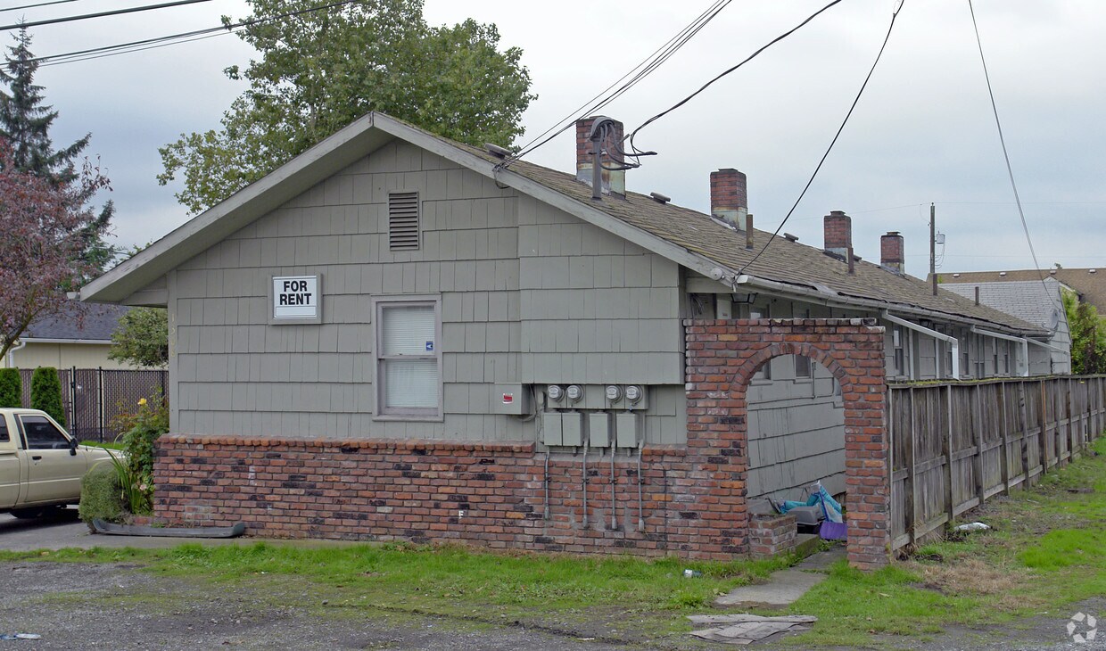 Building Photo - 1308 Willow Rd E