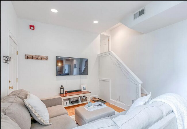 Foto del edificio - Bright Two Bedroom Apartment in Spring Gar...