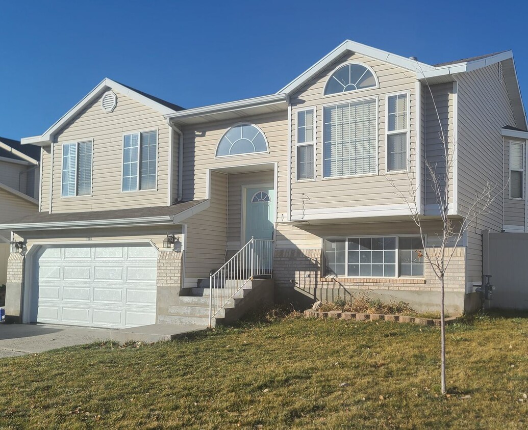 Primary Photo - 6766 Mountain Aura Dr