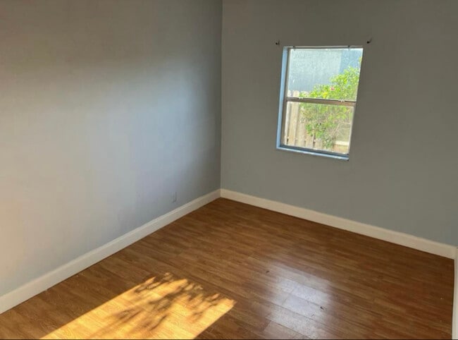 Building Photo - 519 NW 10th Ave