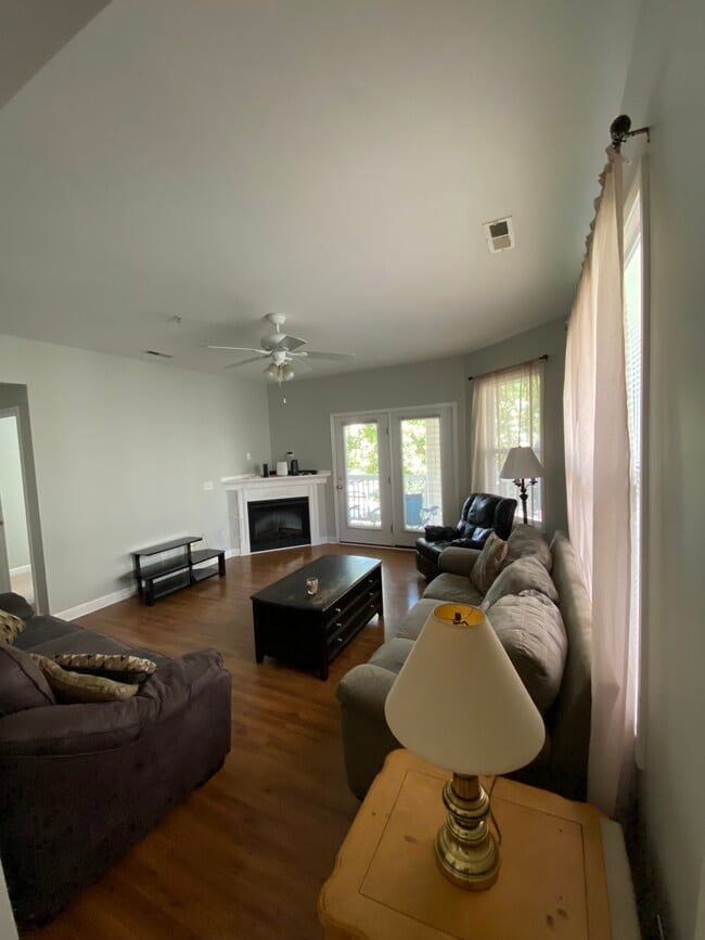 Living/Family room - 712 Indica Ct