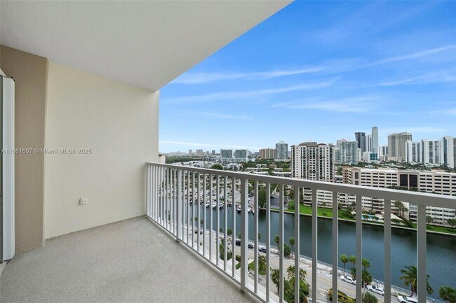 Foto del edificio - 300 Bayview Dr