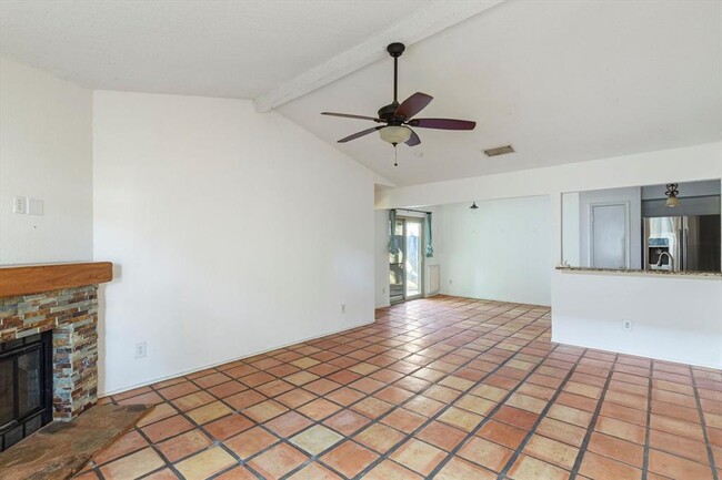 Foto del edificio - 8102 Treehouse Ln