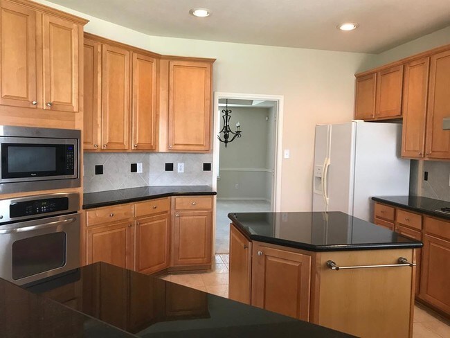 Building Photo - 910 High Ridge Dr