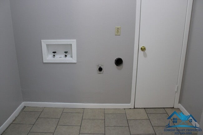 Building Photo - For Rent - 2 Bed/1 Bath Duplex by Base