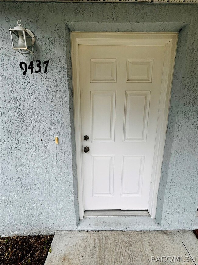 Foto del edificio - 9437 N Travis Dr
