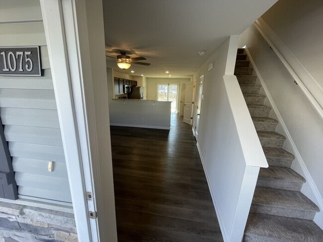 Building Photo - 1075 Peony Ln