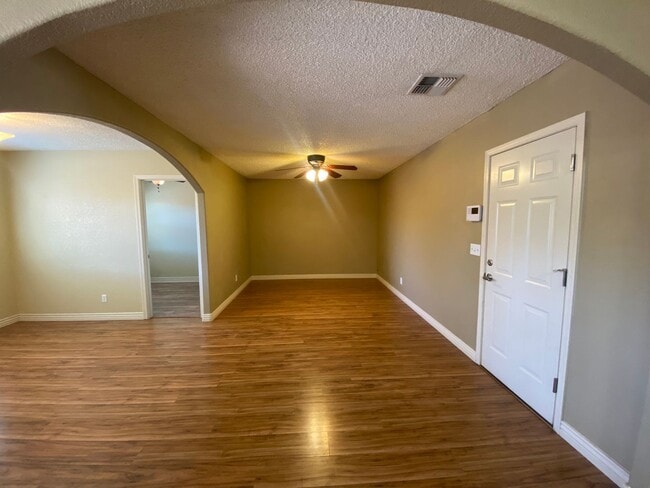 Building Photo - 3 Bedroom 2 Bathroom Home