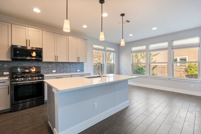 Building Photo - Beautiful 3 bedroom, 2.5 bathroom home in ...
