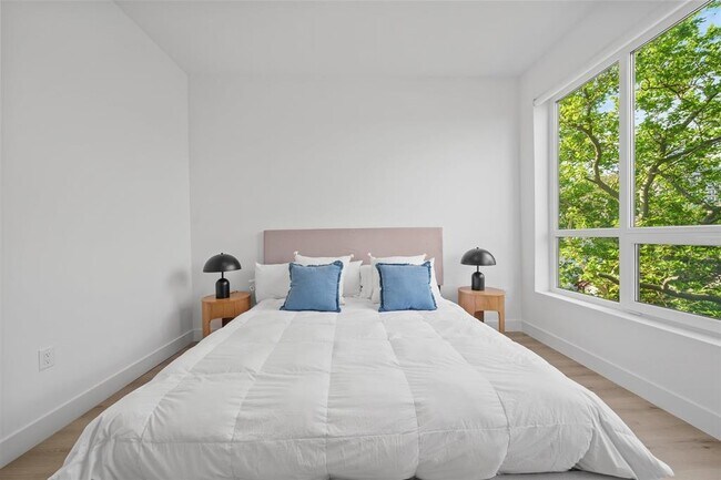 Building Photo - 17 Ave E