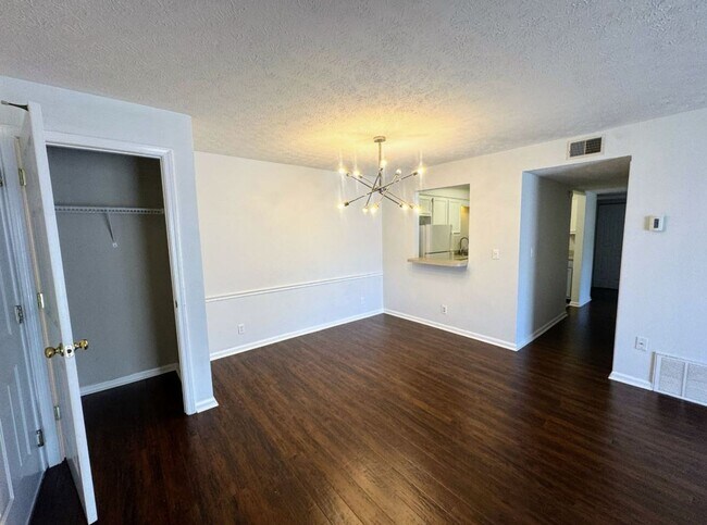 Foto del edificio - A charming 2 beds and 2 bath at Westmar Te...