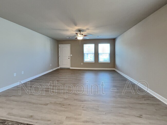 Building Photo - 215 SW Sunflower St