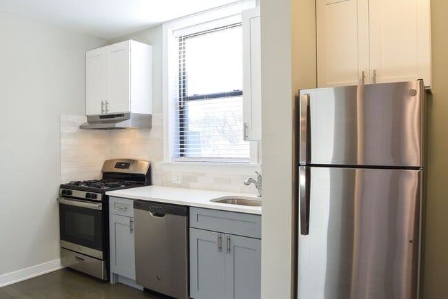 Building Photo - 2623 W Berwyn Ave