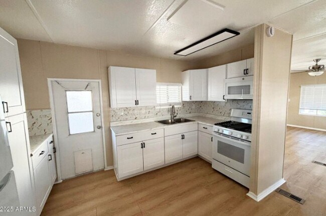 Foto del edificio - 10122 E Illini St