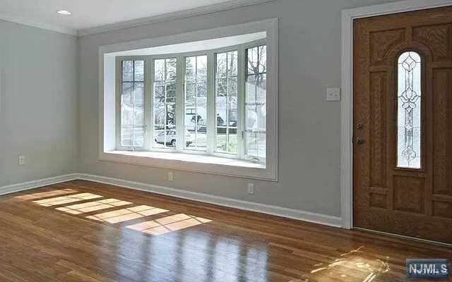 Foto del edificio - 351 Merritt Ave