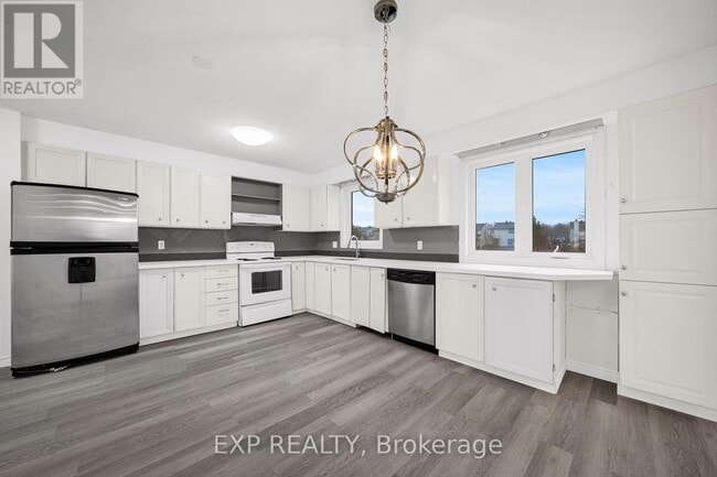 Building Photo - 98 Castlegreen Private