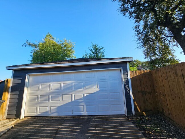 Building Photo - 7923 Dawnridge Dr