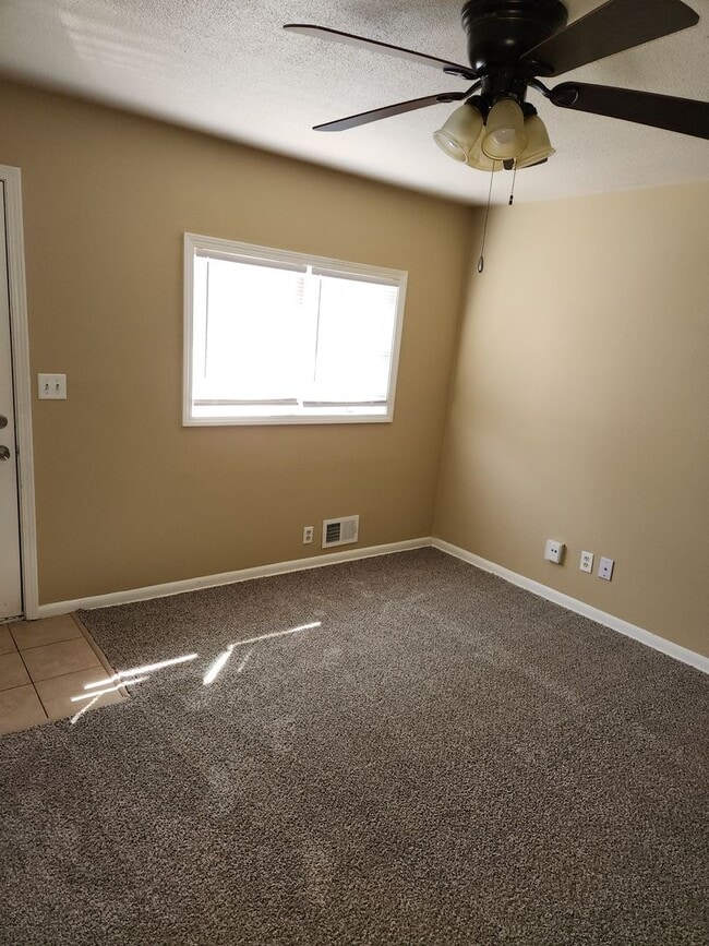 Building Photo - 2 Bedroom 1 bath All Updated