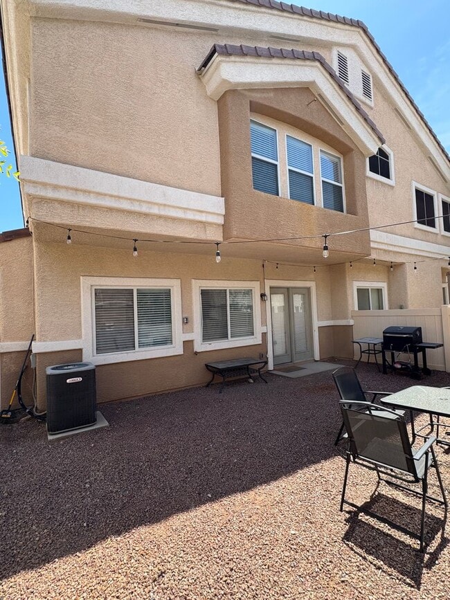 Building Photo - Fabulously Furnished - Fantastic Location