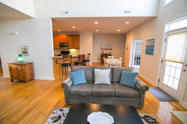 Sala de estar con vista a la cocina y al solárium - 108 Alden Village Ct