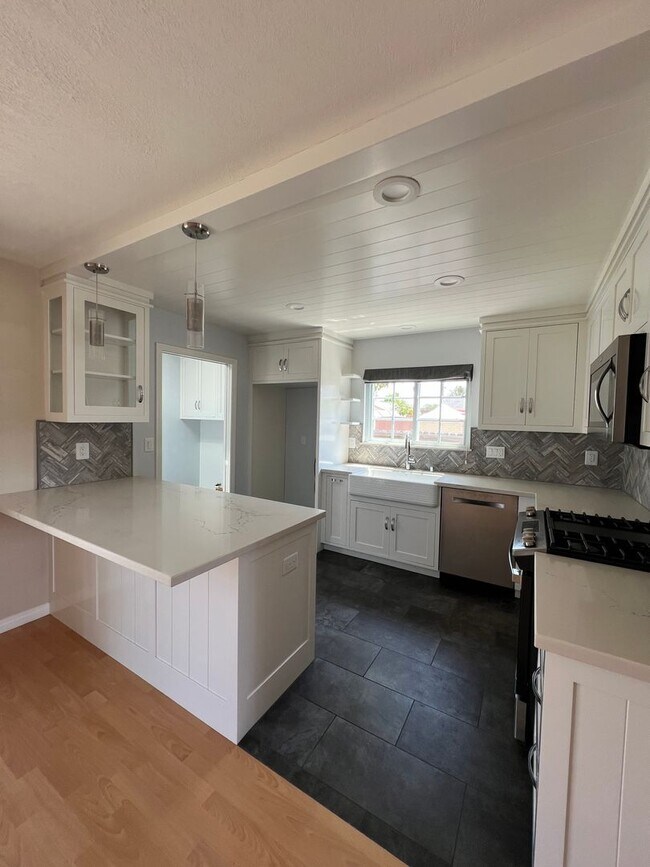 Building Photo - Huntington Beach 4 Bed, 2 Bath Single Leve...