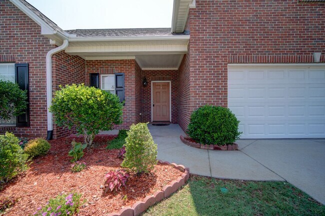 Foto del edificio - 4 BR/2 BA, Two Car Garage, Charming Home i...