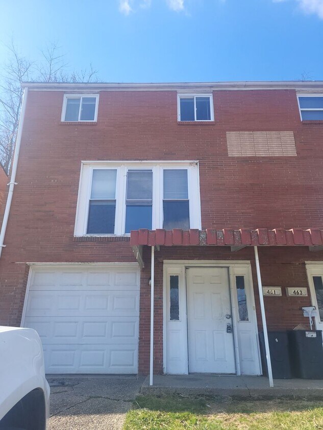 Foto principal - 3 bedroom duplex in Penn Hills with drivew...