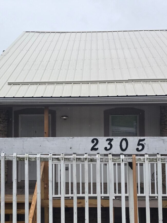 Building Photo - 2305 Southridge Dr