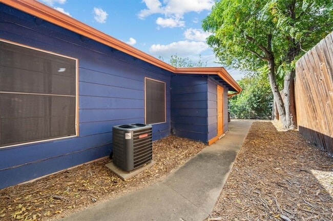 Building Photo - 3508 Southridge Dr