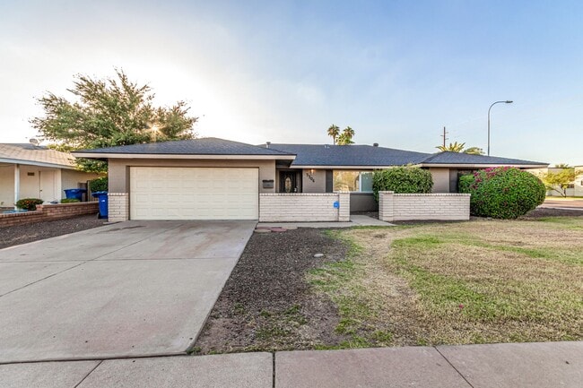 Building Photo - Stunning Tempe home - 5 bedroom - pool & y...