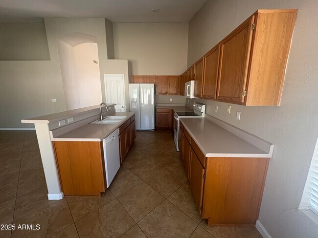 Building Photo - 918 S San Joaquin Ct