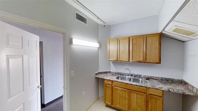 Foto del edificio - 3441 W Kennedy Blvd