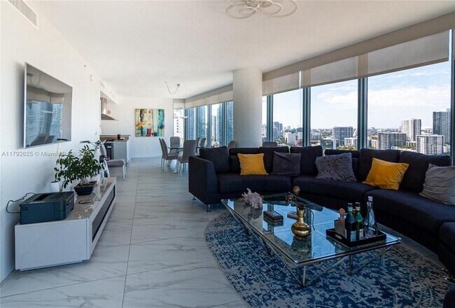 Foto del edificio - 601 NE 36th St