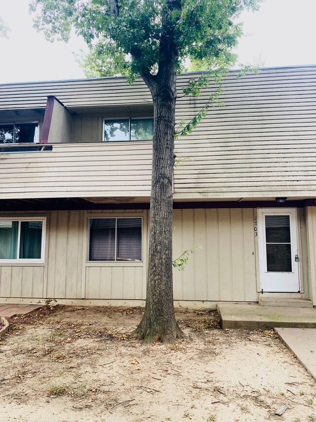 Building Photo - Wonderful 1-bedroom, 1.5-bath loft style c...