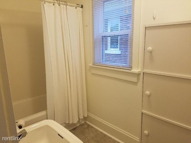 Building Photo - 1 br, 1 bath Townhome - 522 W. Maple Ave.