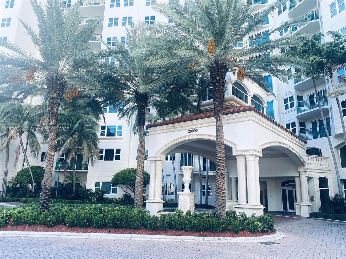 Foto principal - 20000 E Country Club Dr