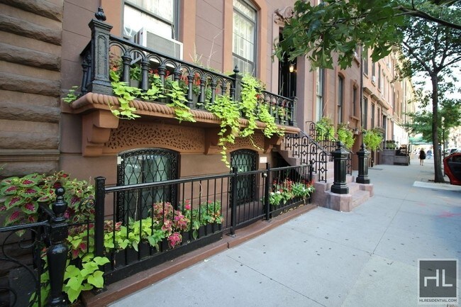 Building Photo - 110 E 17th St