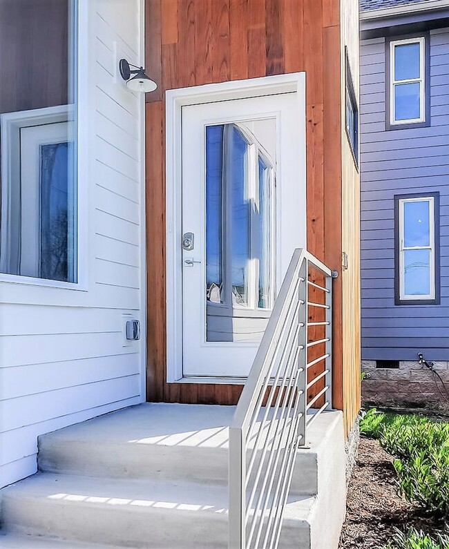 Building Photo - Stunning Modern Living in East Nashville