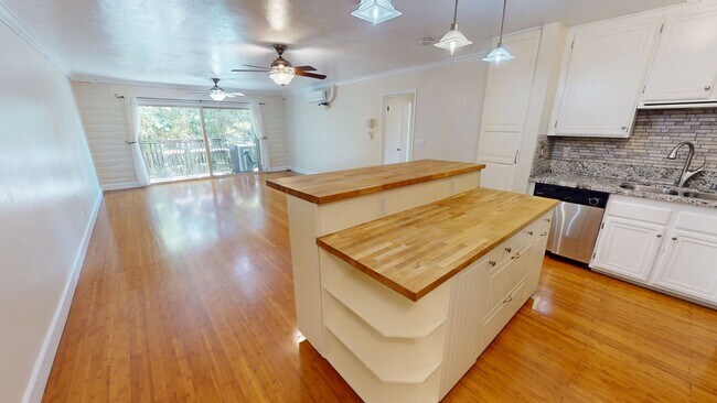 Building Photo - Freshly Painted Upstairs Condo with Community Pool