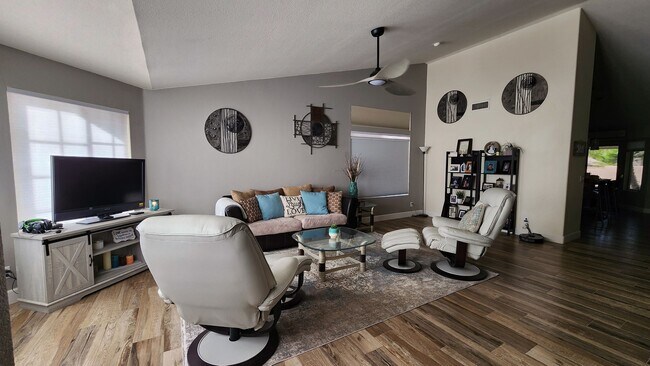 Building Photo - Spacious 3 Bedroom in the Foothills!