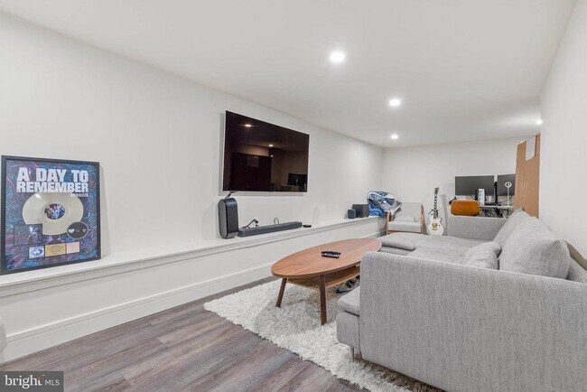 Foto del edificio - 2117 Clymer St