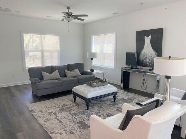 Foto del edificio - COMING SOON! 4 Bedroom Home. Poplar Masonboro Loop Location, Top schools! Garage
