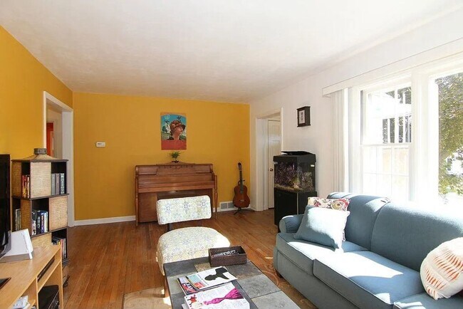 Foto del edificio - Now Leasing! Charming Home in One of Madis...