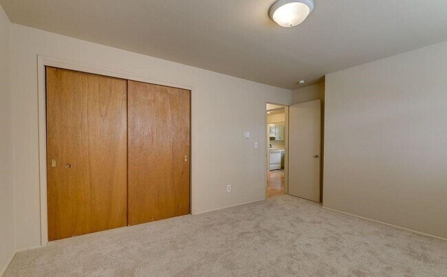 Foto del edificio - AVAILABLE NOW! 2 Bedroom Apartment Magnolia w/ Fireplace & Parking!