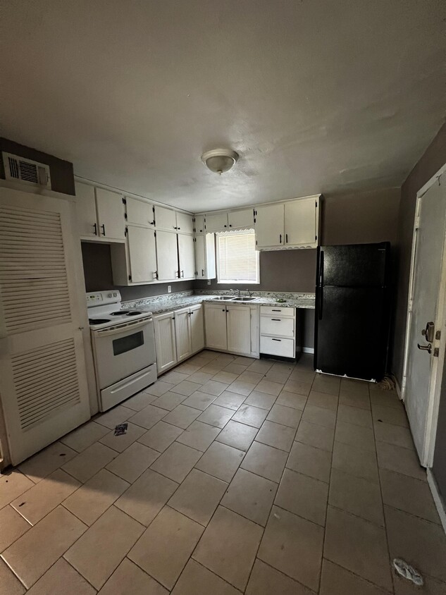 Primary Photo - 205 2 S 16th St