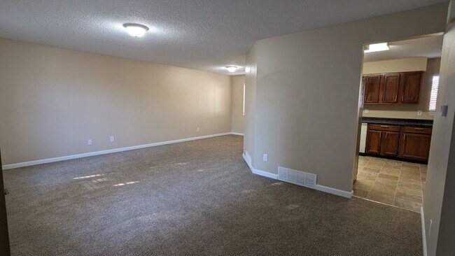 Foto del edificio - SPACIOUS TWO STORY 3 BED/2.5 BATH WITH FEN...